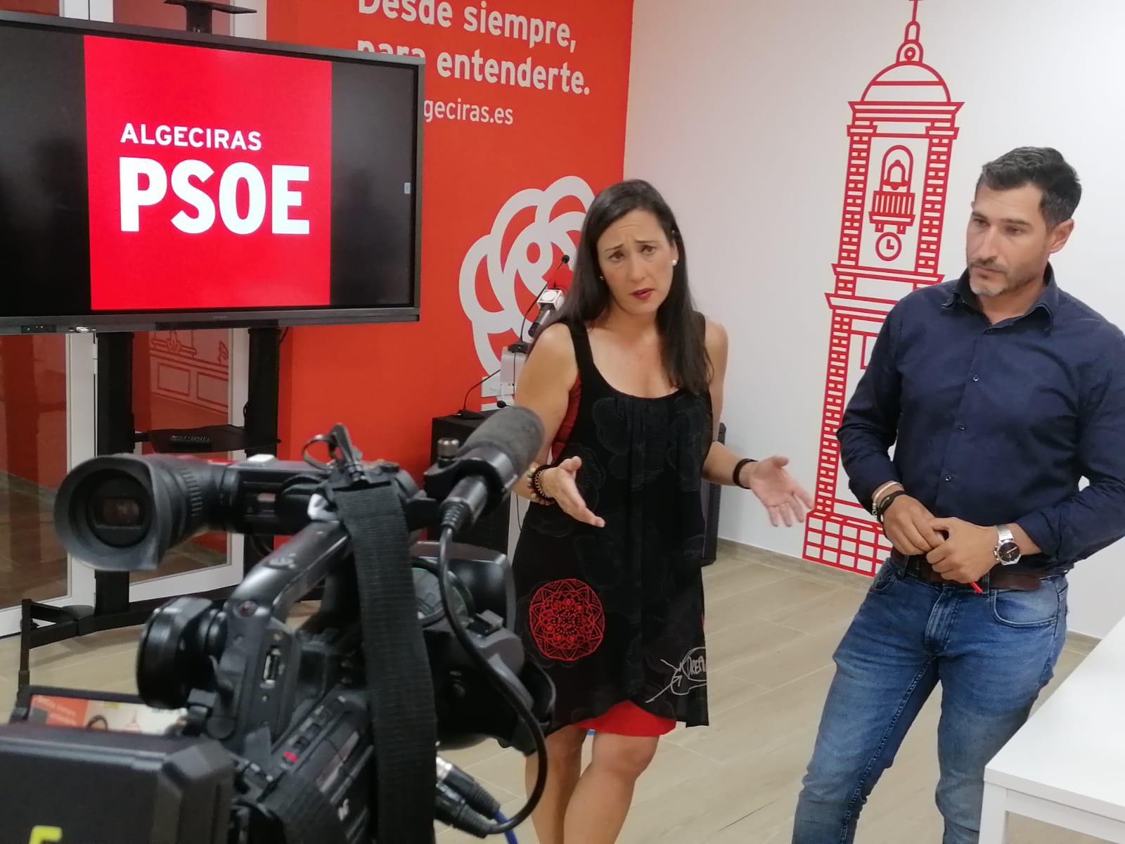 La parlamentaria andaluza del PSOE Rocío Arrabal, y el secretario de organización y portavoz del grupo socialista de Algeciras,, Fran Fernández.