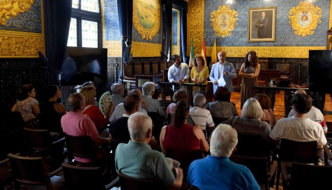 Un momento del encuentro mantenido con los representantes vecinales de Algeciras. PRENSA