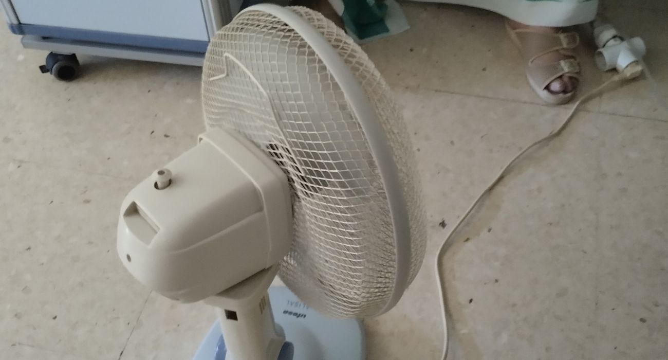 Ventiladores de casa para paliar el calor ante la falta de aire acondicionado en el Hospital de Jaén.