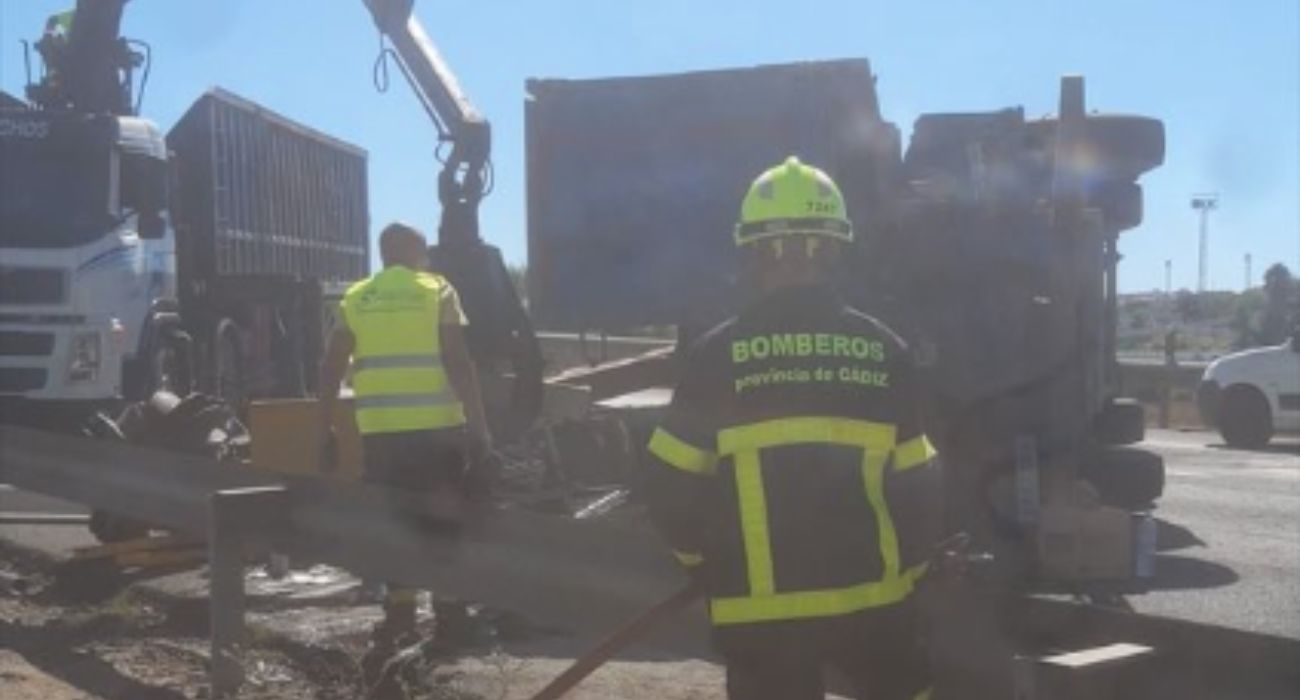 El camión de chatarra que ha volcado en Chiclana.