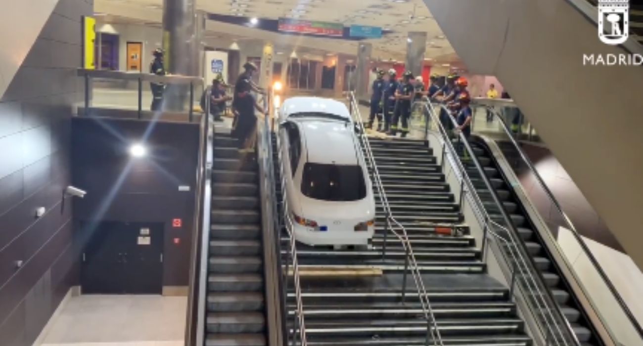 Así ha quedado un coche en el Metro de Madrid tras intentar escapar su conductor por las escaleras. 
