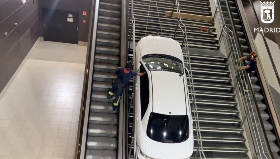 El coche robado, empotrado en las escaleras del metro.