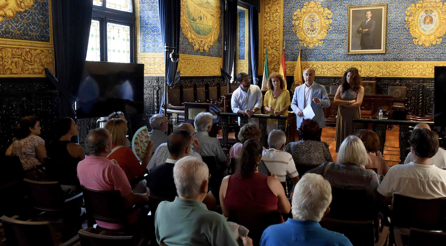 El alcalde de Algeciras, José Ignacio Landaluce, reunido con representantes vecinales.