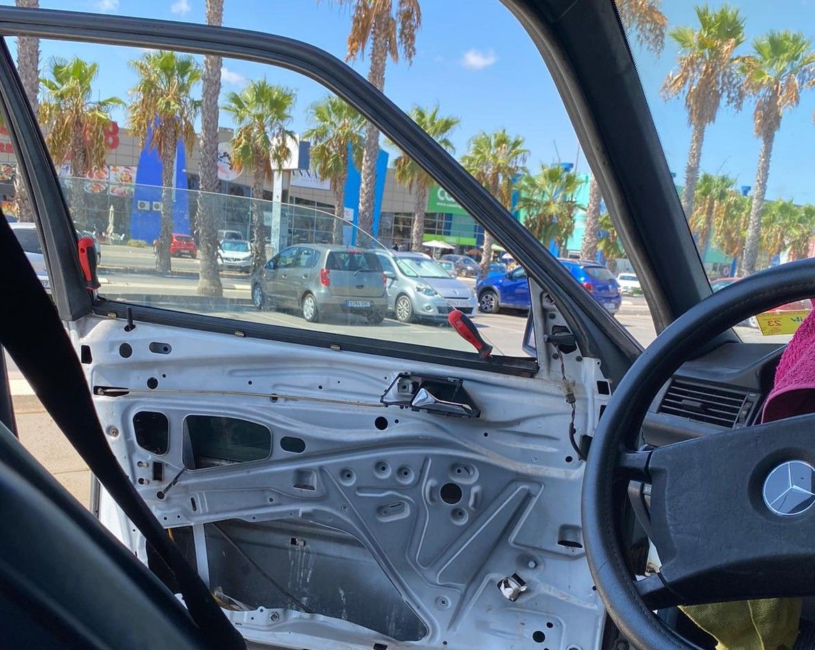 Coche tras llevarse por delante una barrera. 