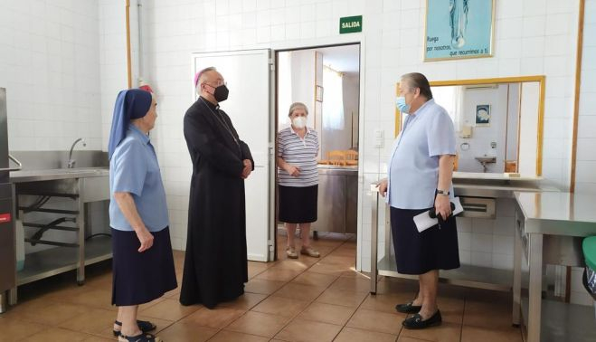 El obispo en una reciente visita al comedor del Salvador.  