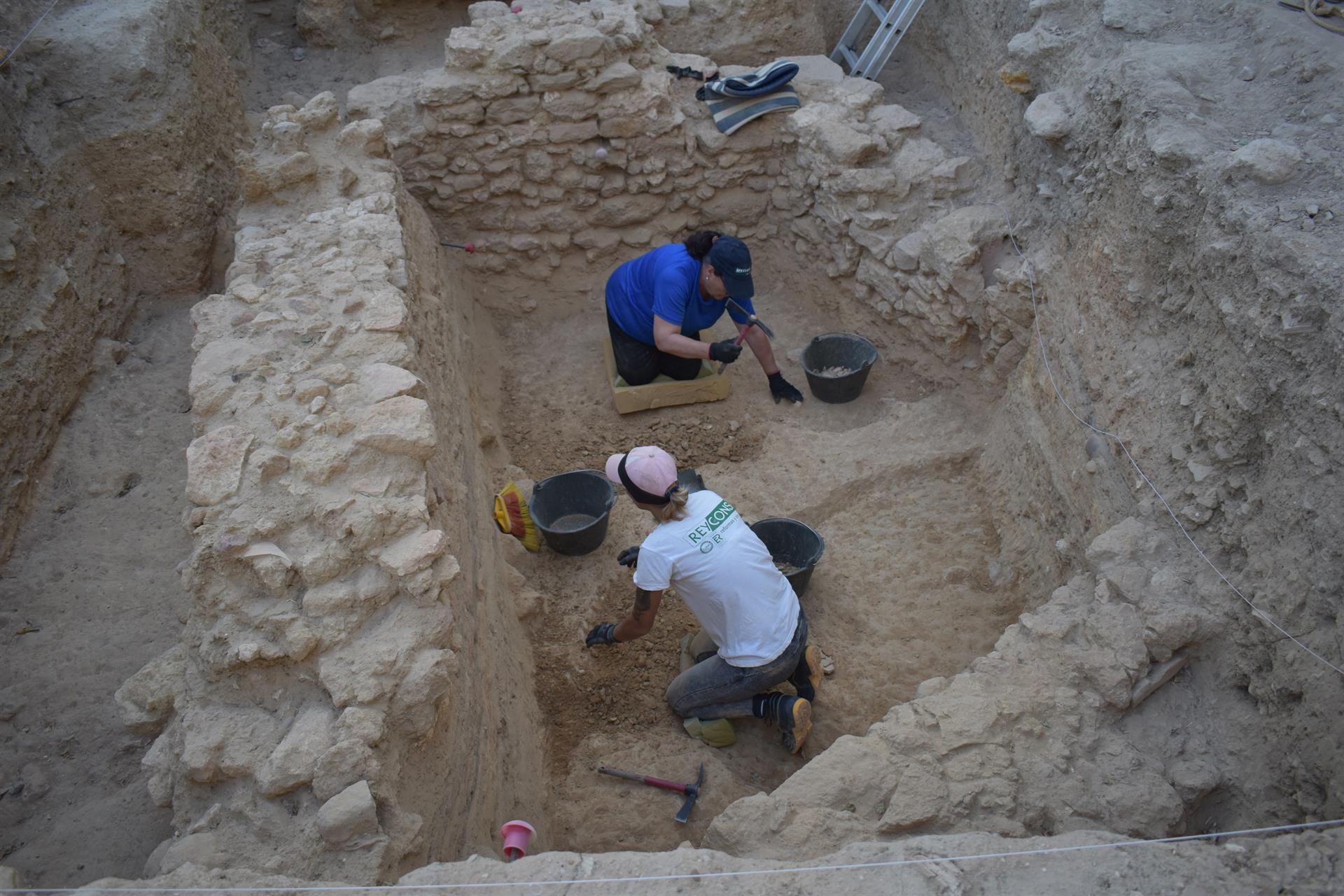 Operarios trabajando en la calle Teodomiro, del barrio de San Blas de Carmona, en Sevilla.