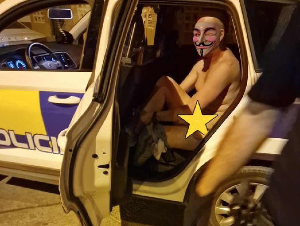 Imagen del nudista en el interior del coche de la policía local de Chipiona.