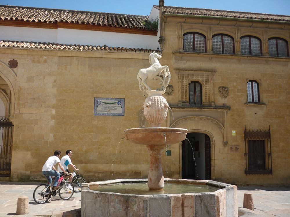 Dos ciclistas por Córdoba. FOTO: TURISMO DE CÓRDOBA. 