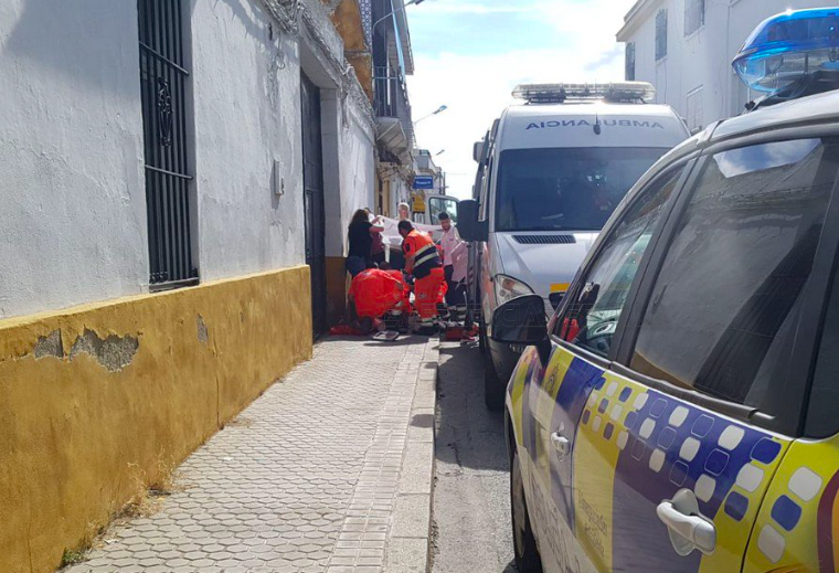 Médicos del 061 asistiendo a un hombre en Sevilla. FOTO: EMERGENCIAS SEVILLA. 