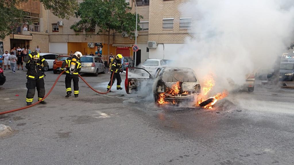 Bomberos de Jerez apagando el incendio de un coche en el Mopu.
