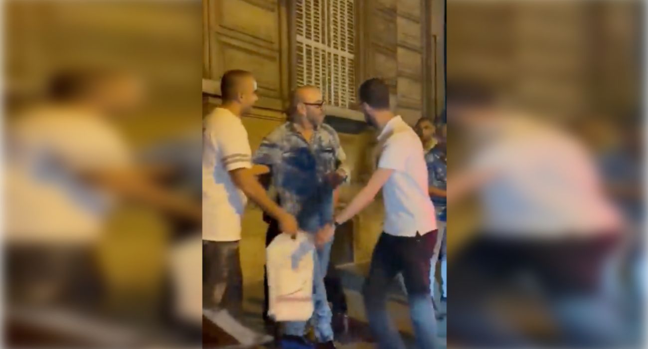 El rey Mohamed VI, en aparente estado de embriaguez, pillado dando tumbos por las calles de París.