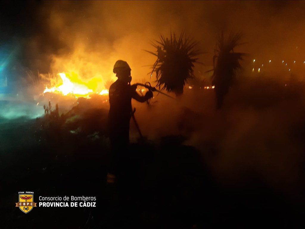 Bombero durante la extinción del incendio en Campamento, en San Roque.