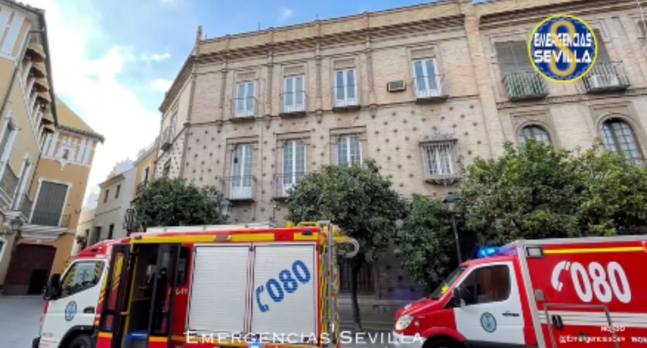Bomberos de Sevilla han tenido que intervenir en un incencio en el casco antiguo de la capital hispalense.
