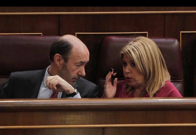 Rubalcaba junto a Mamen Sánchez, en una imagen subida por la socialista en su cuenta de Facebook.