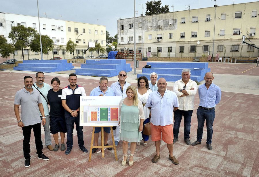 Miembros del gobierno local, con vecinos de La Asunción, en las pistas deportivas.