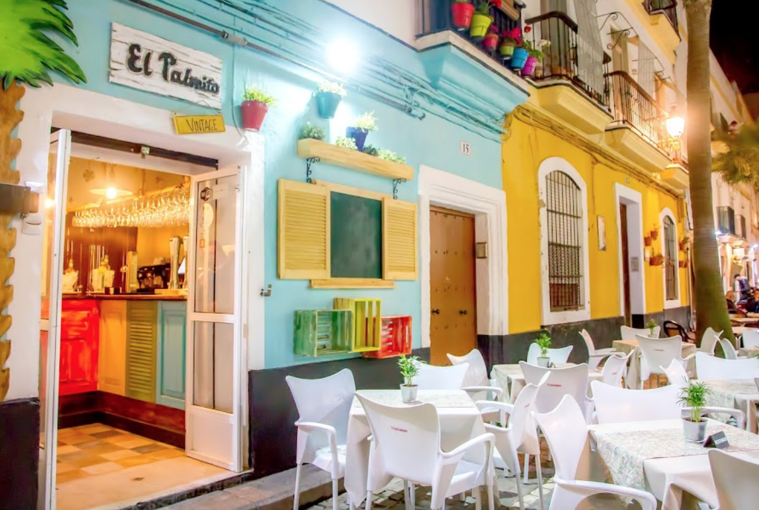 El Palmito Vintage, bar precintado en la calle La Palma en Cádiz. 