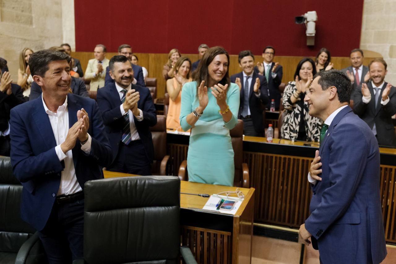 El presidente de la Junta Juanma Moreno saluda al líder de Ciudadanos, Juan Marín, tras la investidura.