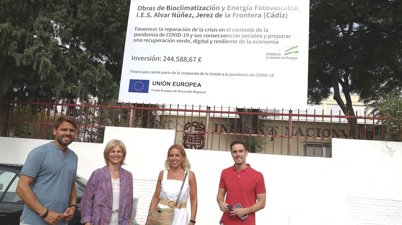 María José García-Pelayo, líder del PP de Jerez, en uno de los centros que mejorará su climatización.