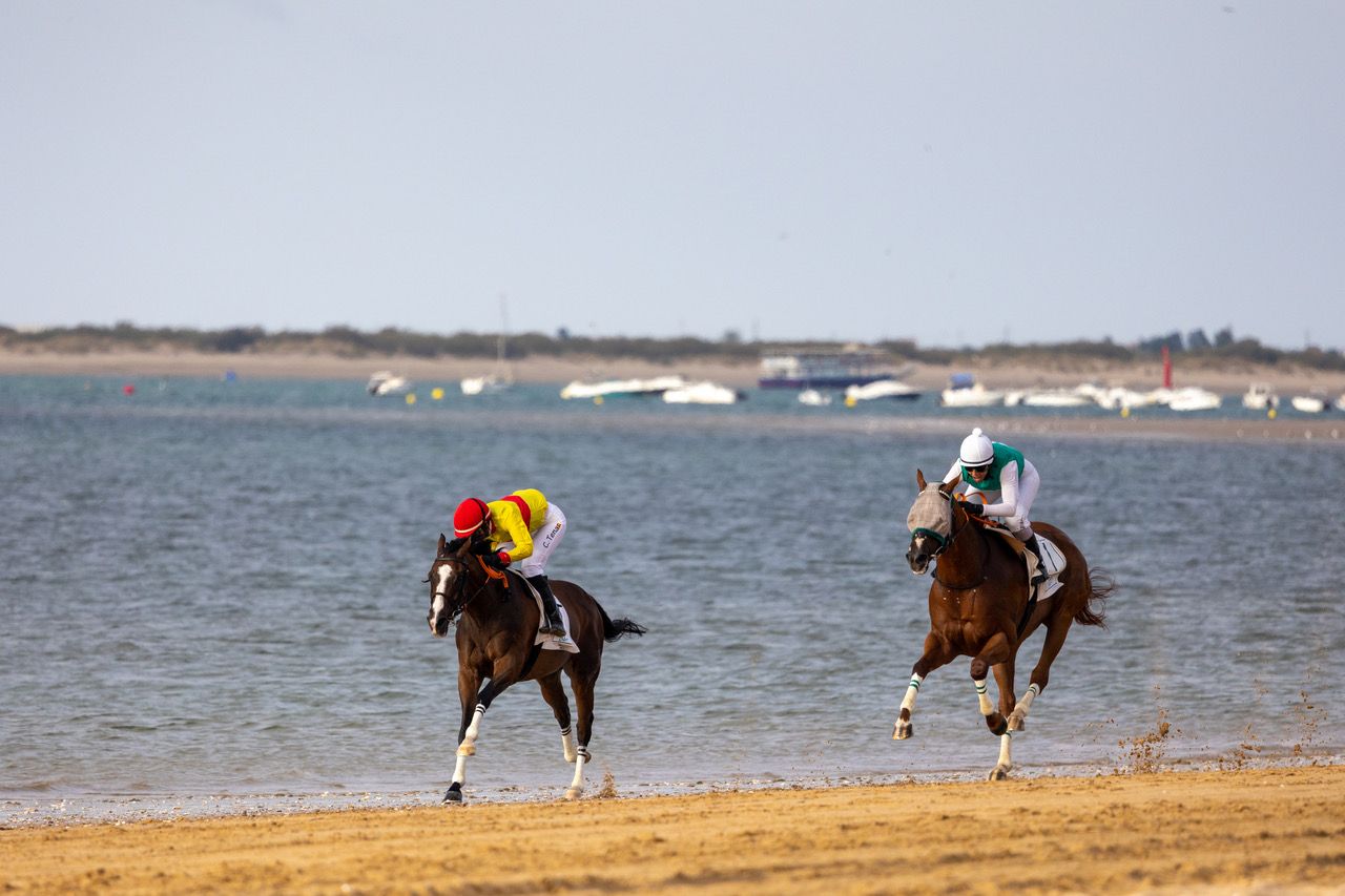 Dura pugna sobre la arena mojada de Las Piletas.