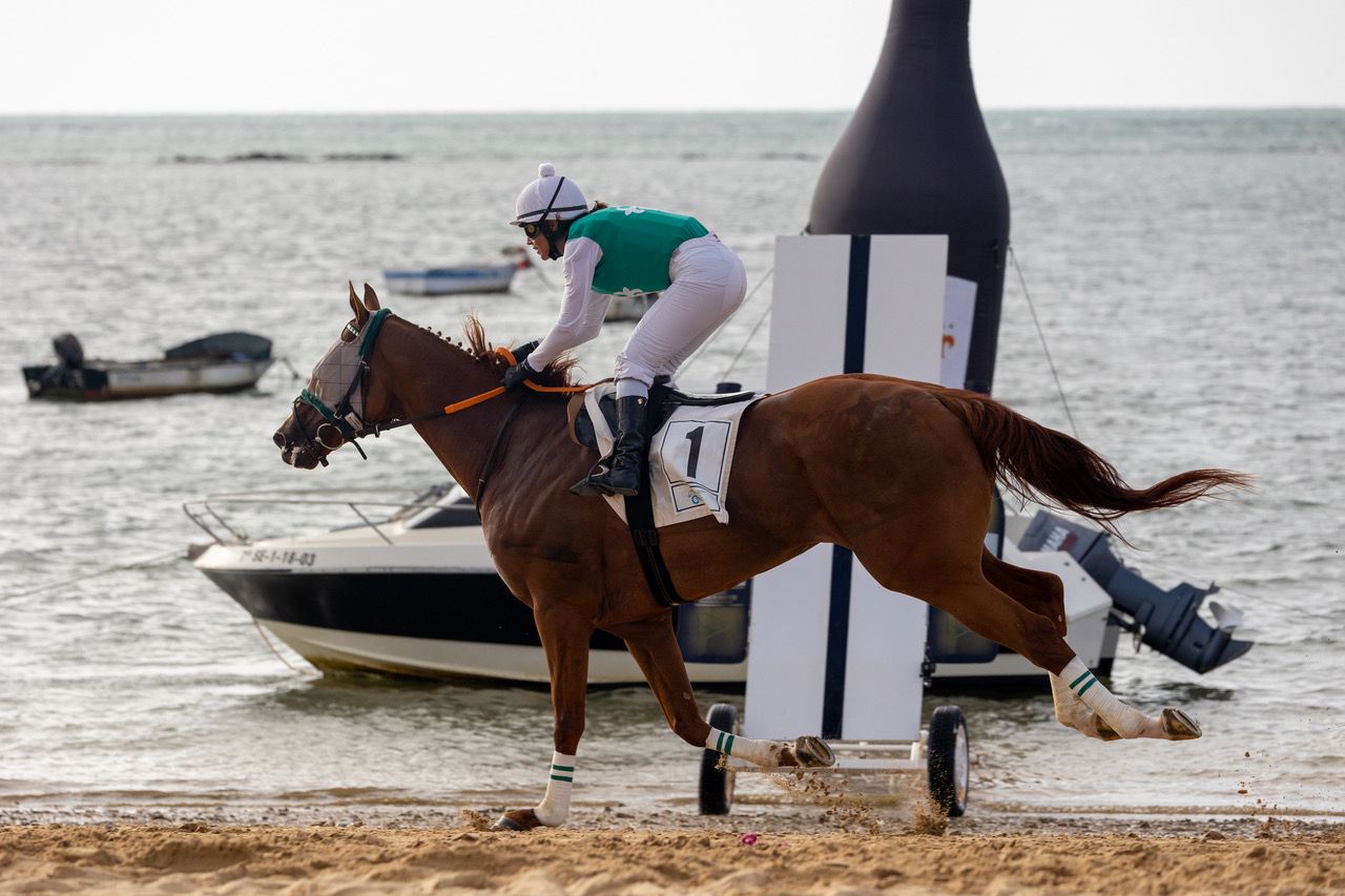 Una amazonas, cruzando la línea de meta.