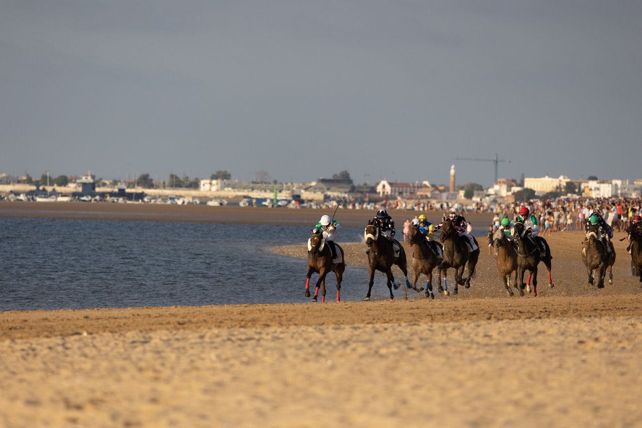 Los jinetes enfilan la recta de meta.