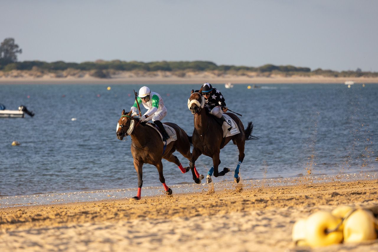 Dos jinetes, durante una de las carreras celebradas en Sanlúcar.