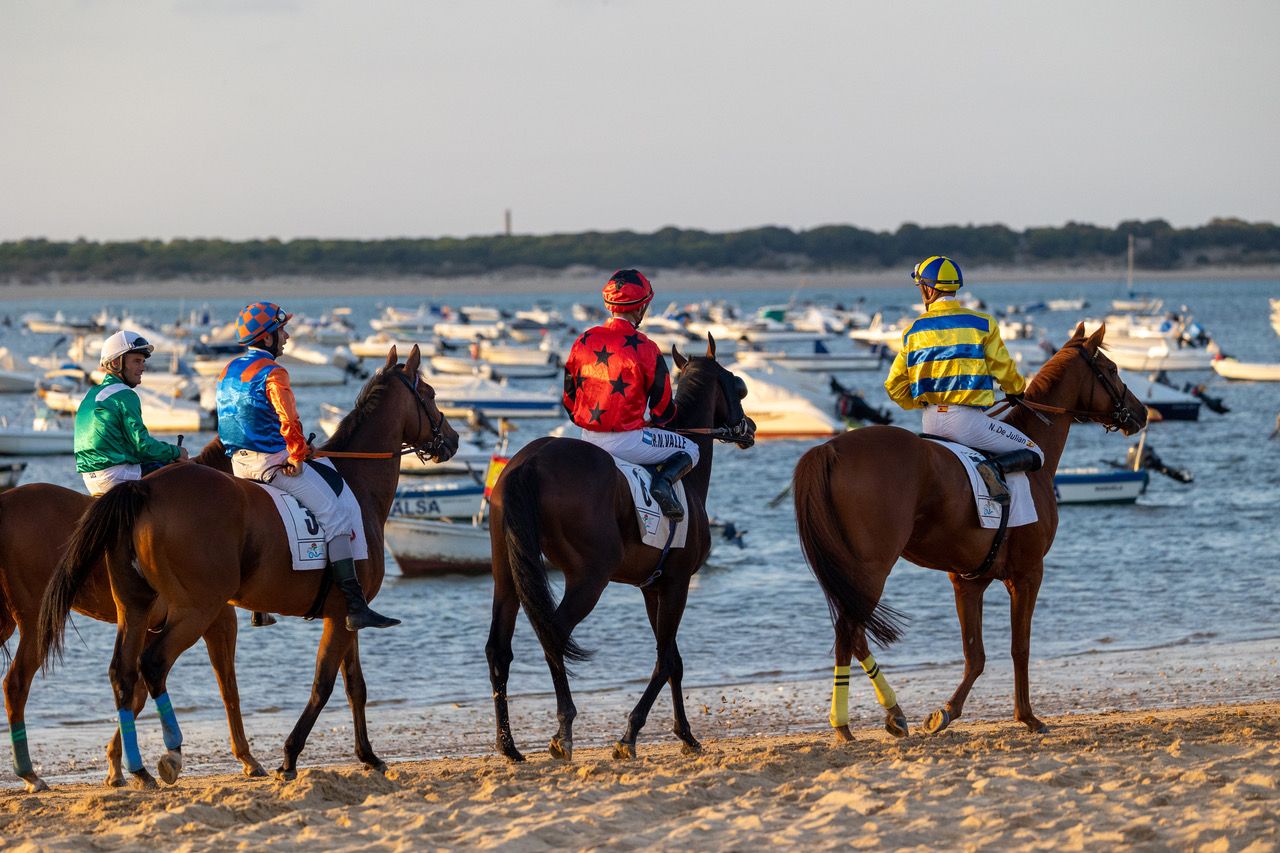 Jinetes, charlando tras la carrera.