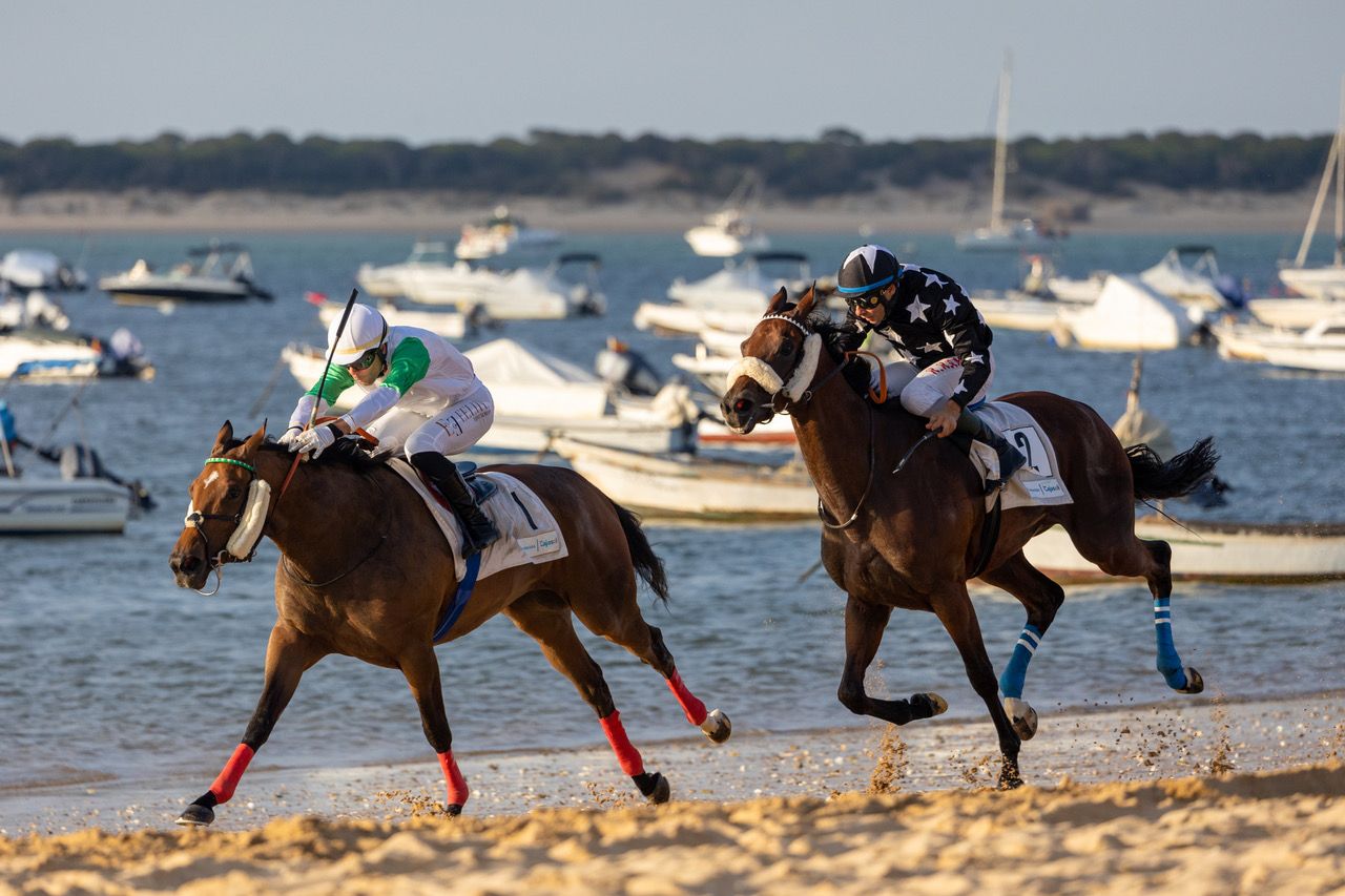 Las barcas de pescadores, testigos de lujo de las carreras.