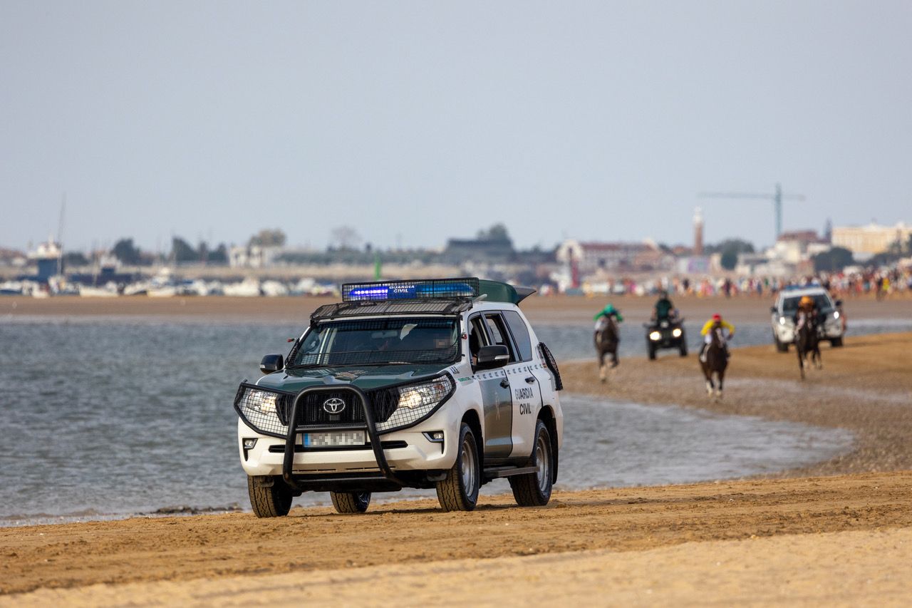 La Guardia Civil, escoltando a los jinetes.