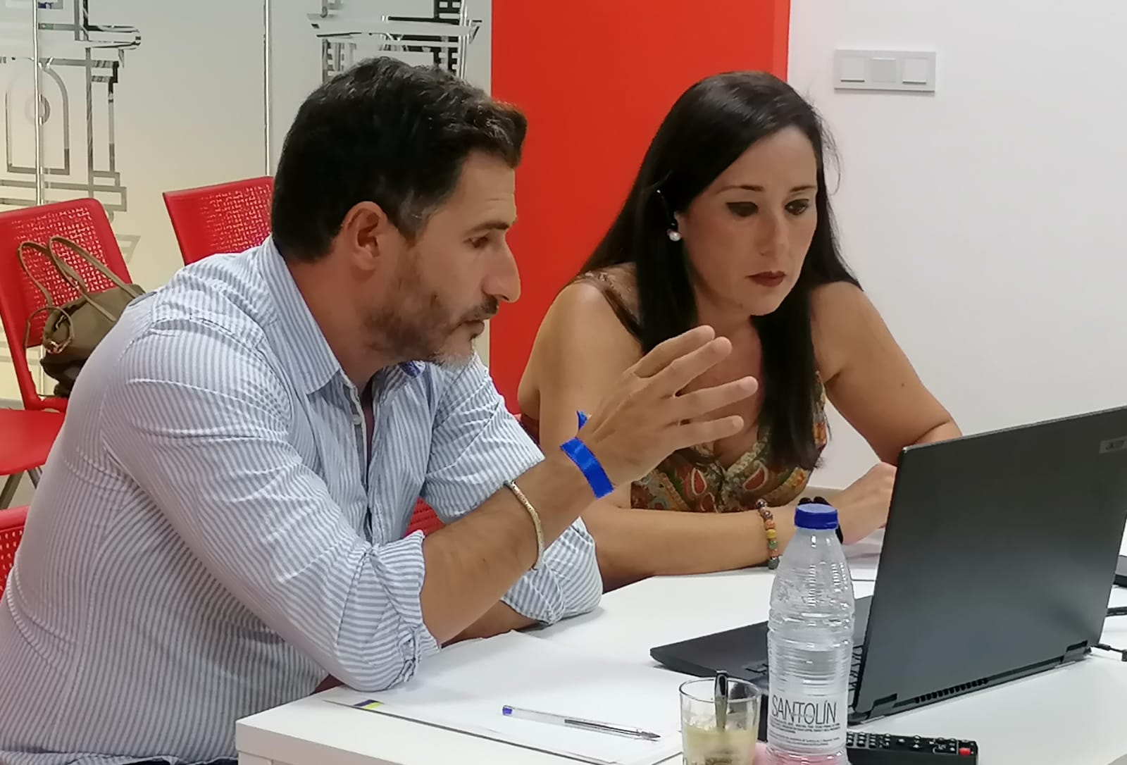 Los socialistas algecireños Rocío Arrabal y Fran Fernández durante su reunión online con el Ministerio de Inclusión, Seguridad Social y Migraciones. PSOE