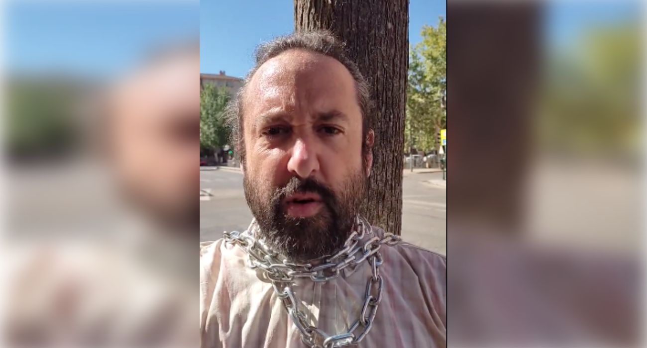 Un ecologista, encadenado a un árbol como protesta contra el arboricidio.