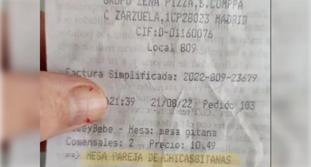 El ticket donde el empleado identificó a dos clientas como "mesa pareja de chicas gitanas".