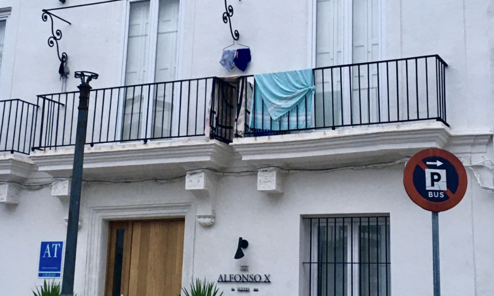 Jerez, primera línea de playa... para muy bien y para muy mal. Un balcón, en una imagen reciente, con toallas y ropa de baño en unos apartamentos turísticos en pleno centro de la ciudad.