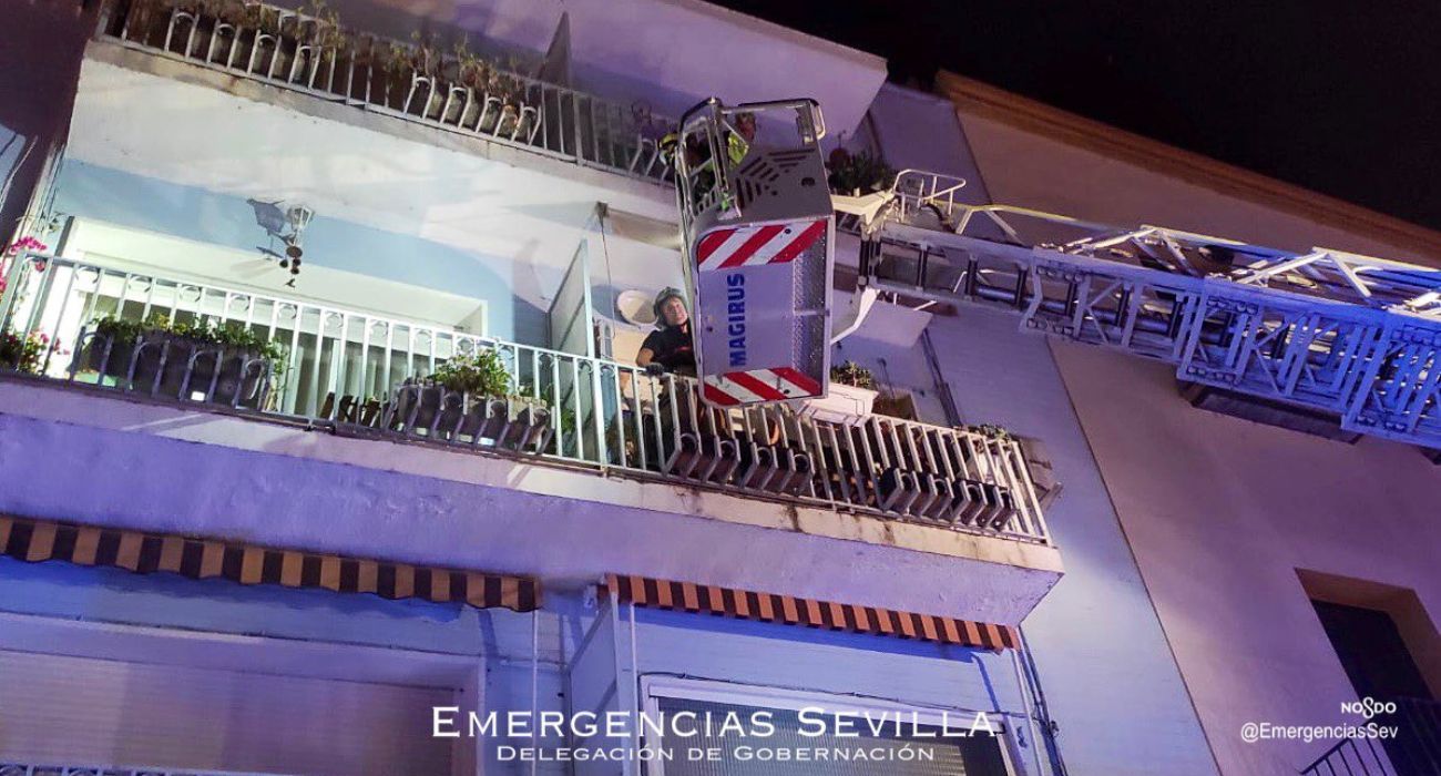Bomberos de Sevilla rescatan a una mujer de 80 años tras un incendio en Triana. Bomberos de Sevilla rescatan a una mujer de 80 años tras un incendio en Triana.