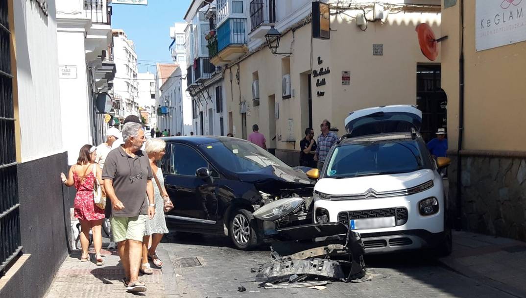 Estado de los dos coches tras el brutal impacto en Sanlúcar.