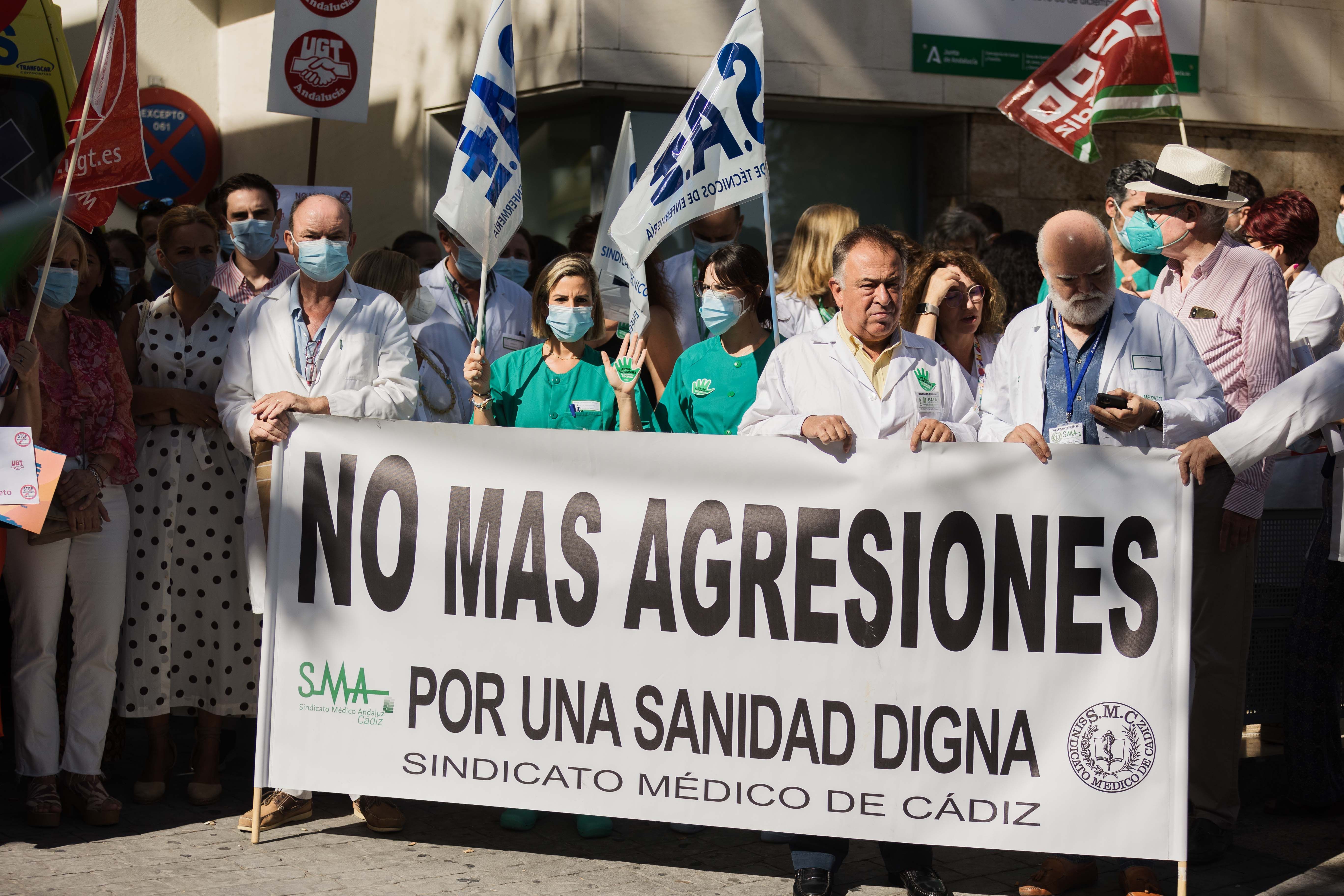 Concentración contra las agresiones en los centros de la Sanidad pública andaluza.