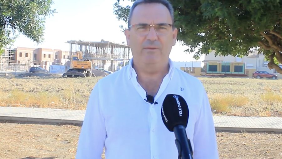 José Manuel Oliva, portavoz del PP de El Cuervo, delante de las obras del nuevo centro de salud.