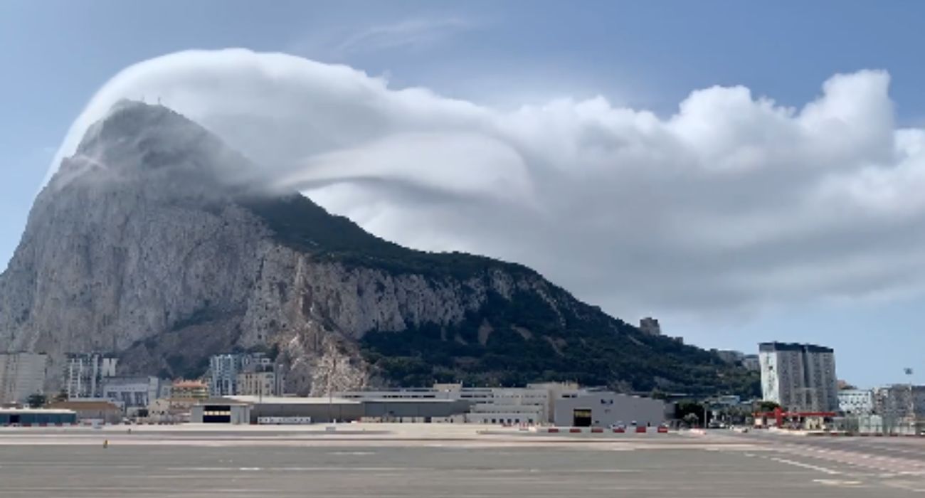 La impresionante nube de levante del Peñón de Gibraltar.