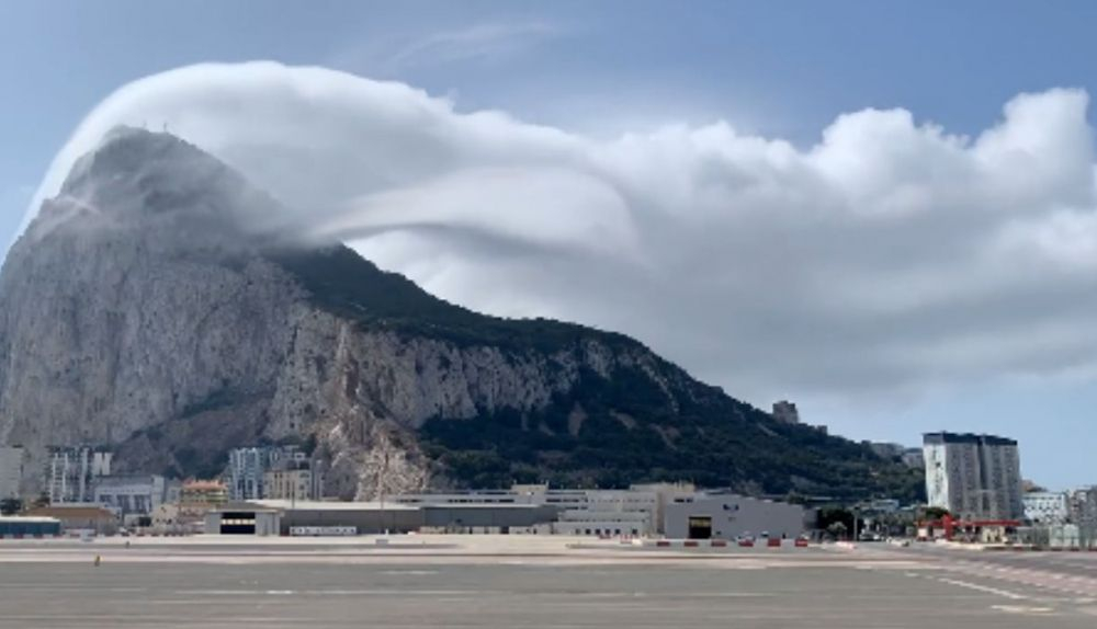 La impresionante nube de levante del Peñón de Gibraltar.