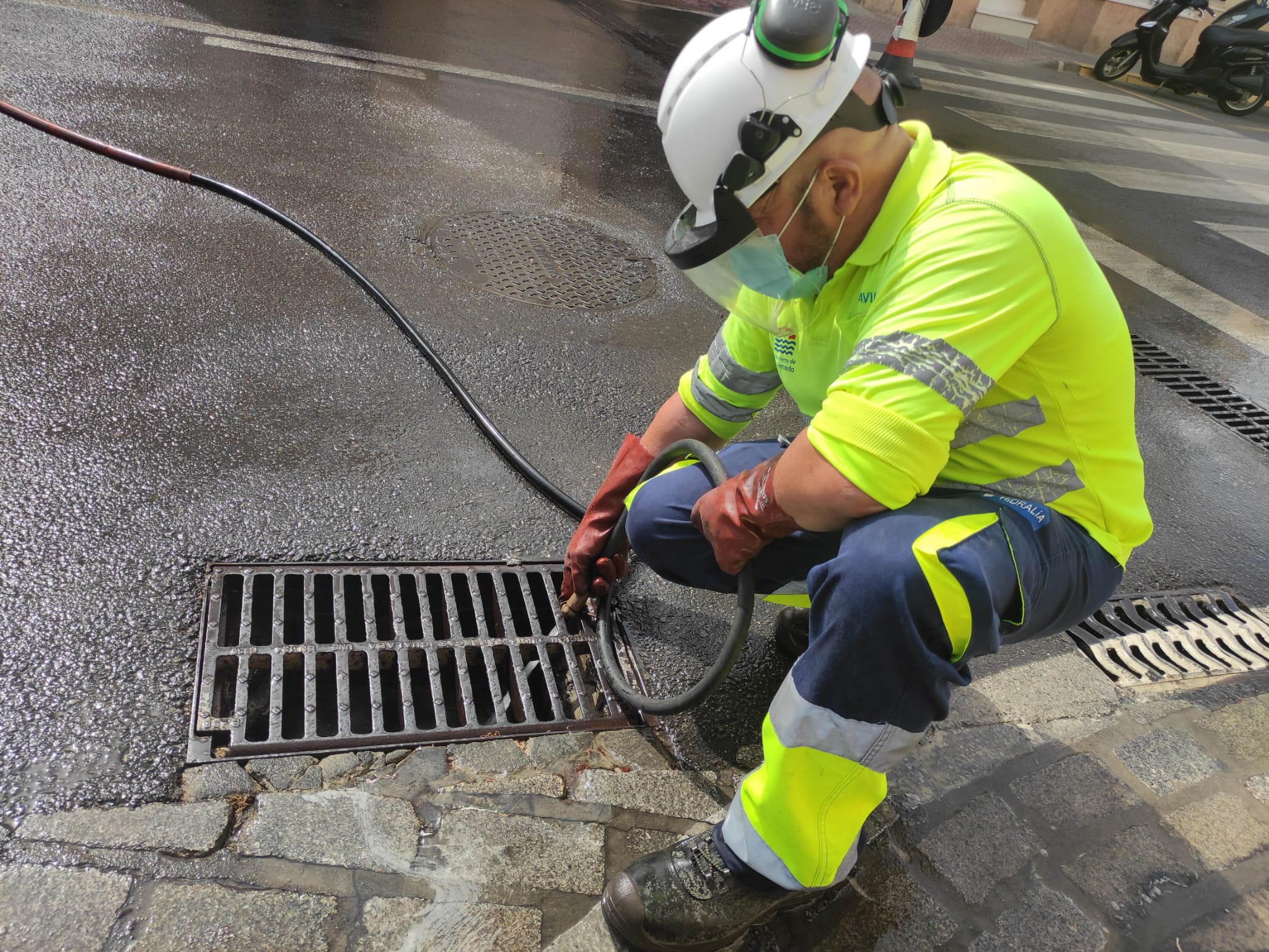 Un operario, en plena limpieza de imbornales para evitar inundaciones en San Fernando.