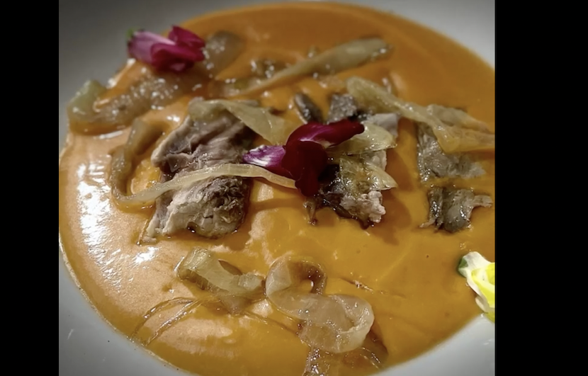 Salmorejo con atún salvaje en escabeche y cebolla caramelizada del restaurante El Castillo.