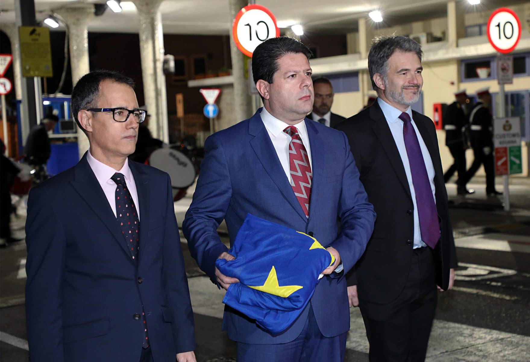 Picardo arría la bandera de la UE e iza la de la Commonwealth.