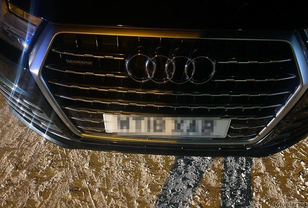 El coche de los súbditos de Marruecos que se quedó sin gasolina.