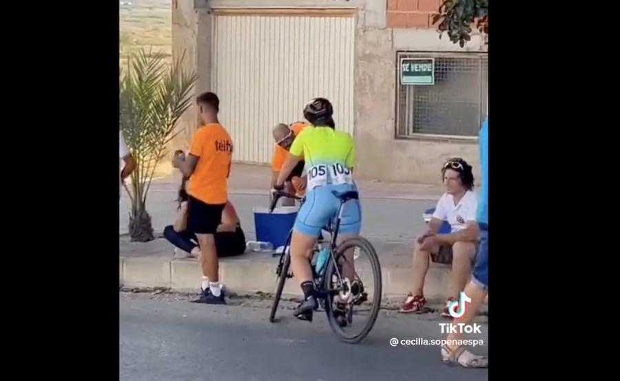 La ciclista, recriminándole la frase al aficionado.