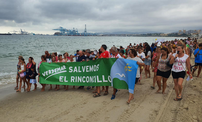 Manifestantes en la playa de El Rinconcillo.
