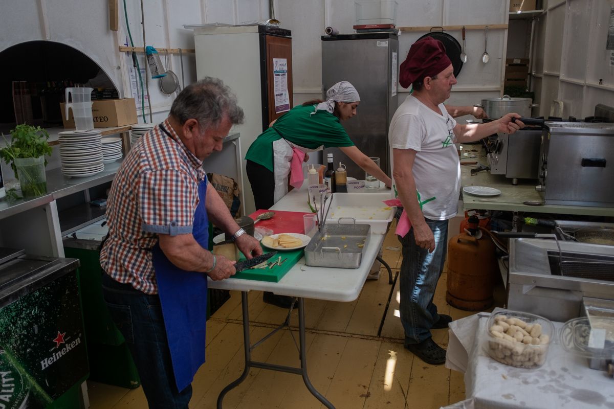 Voluntarios de 'La Morá' preparando la comida del primer día de Feria. FOTO: MANU GARCÍA. Voluntarios de 'La Morá' preparando la comida del primer día de Feria. FOTO: MANU GARCÍA.