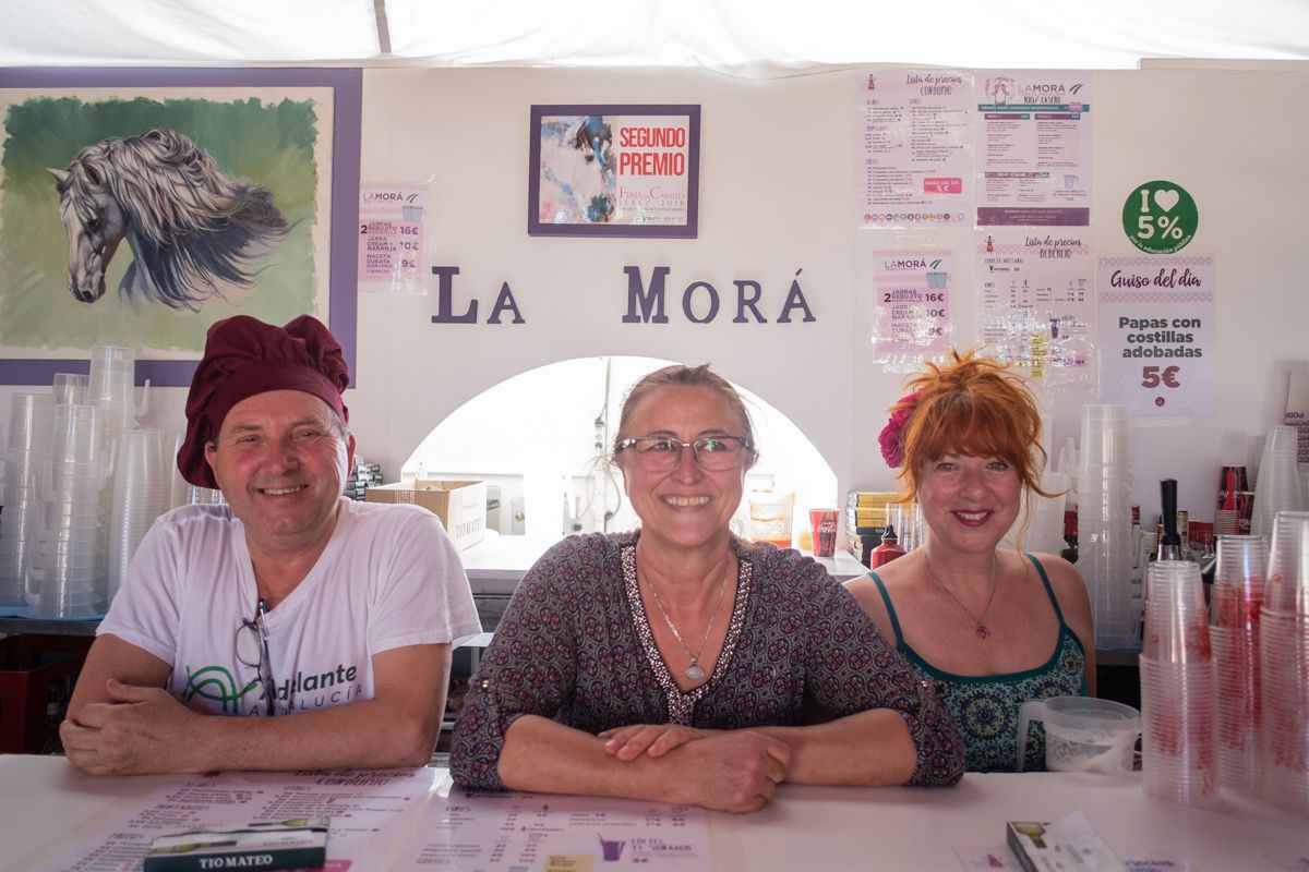 Víctor, Trinidad y Vicky, tres de los voluntarios en la caseta 'La Morá' de Podemos Jerez. FOTO: MANU GARCÍA.