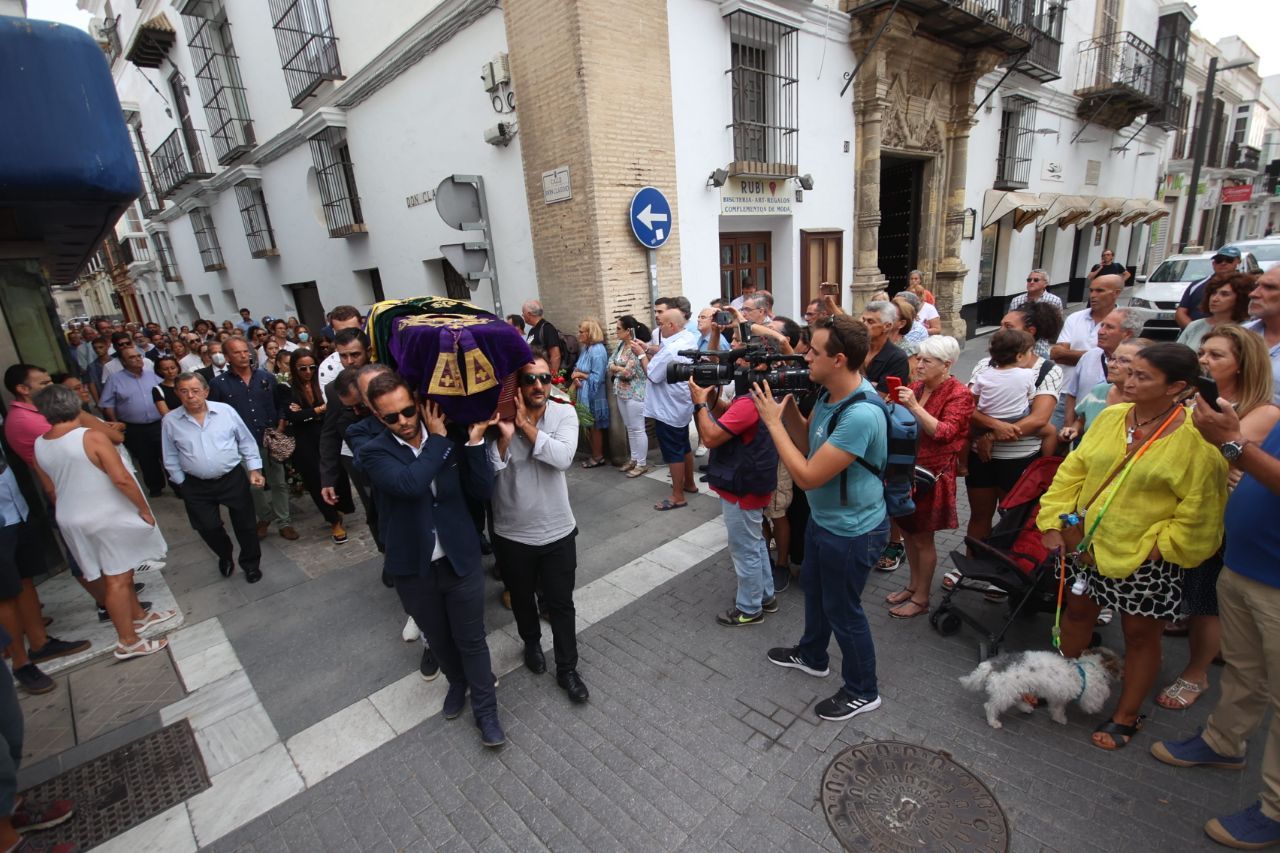 Salida del féretro con los restos del maestro Manolo Sanlúcar, el pasado domingo en su tierra natal.