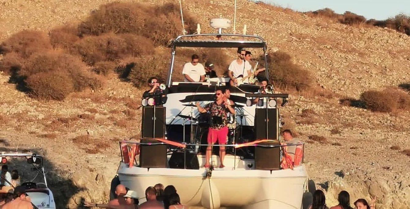 Fiesta en un barco en el Mar Menor.