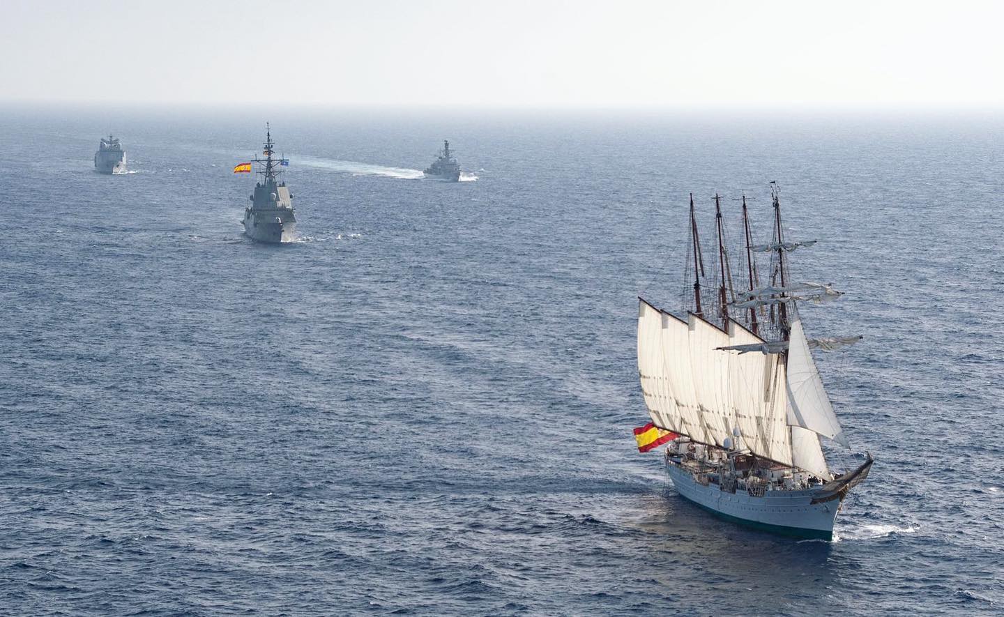 El buque Juan Sebastián de Elcano y unidades de la Armada.